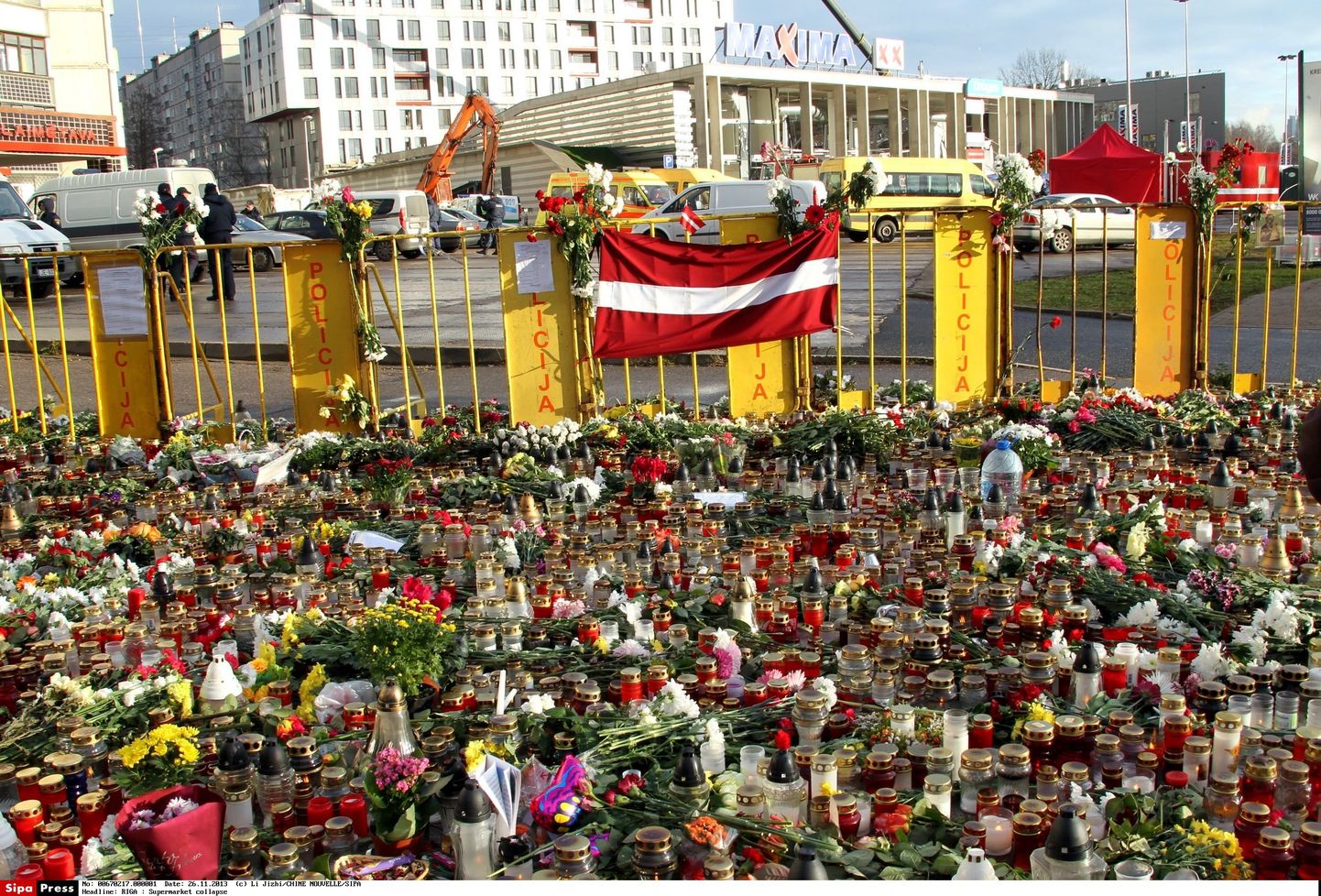 Läti lipud ja küünaldemeri Riia Maxima juures 25. novembril 2013. Katastroof nõudis 54 elu.
