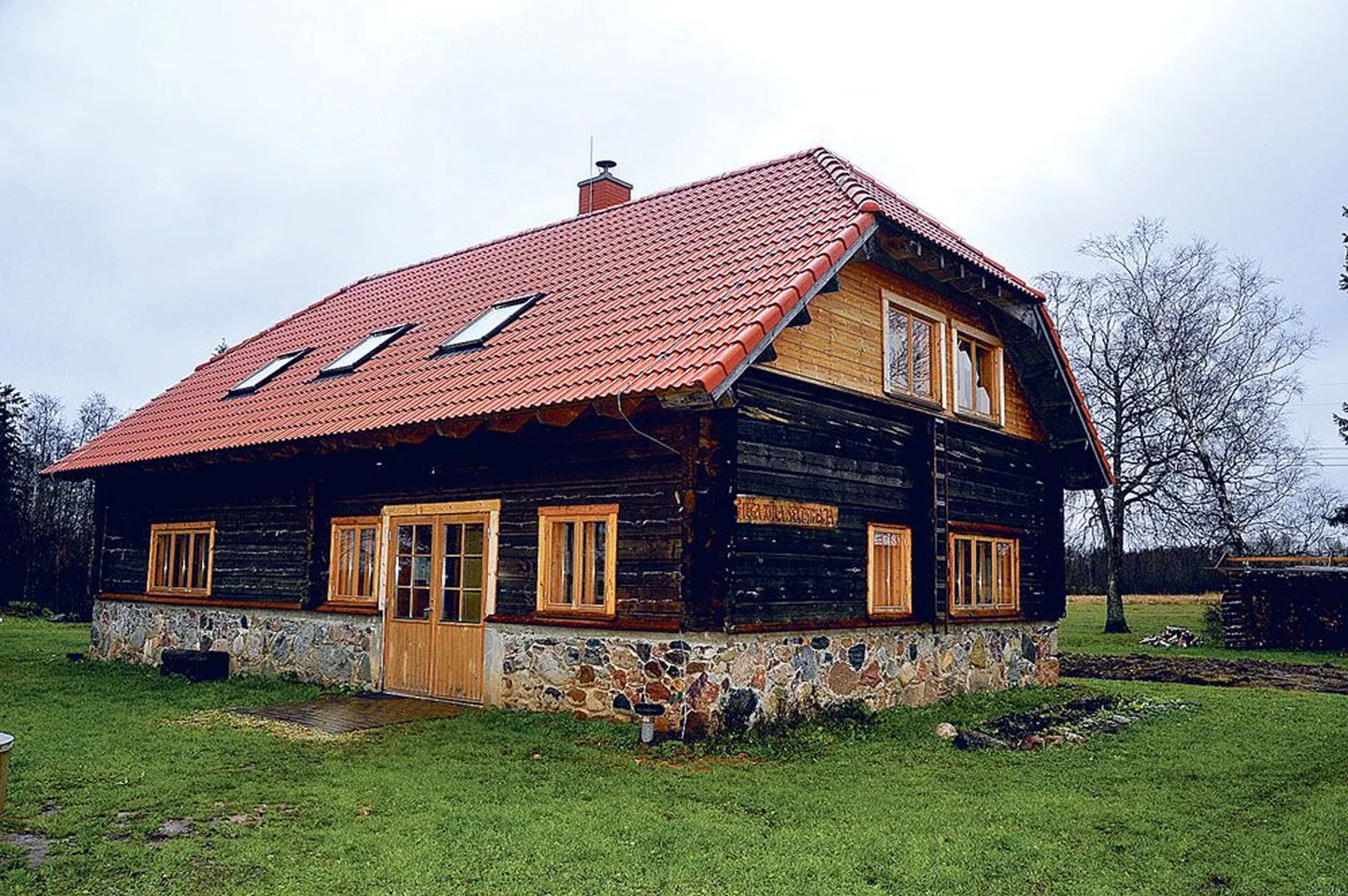 Rõngu valla Tilga küla ning ka kaugema kandi rahvas käib nüüd koos Koopaaru talu õues seltsimajas, mis valmis eurotoetuse ja MTÜ Monarata rahaga.