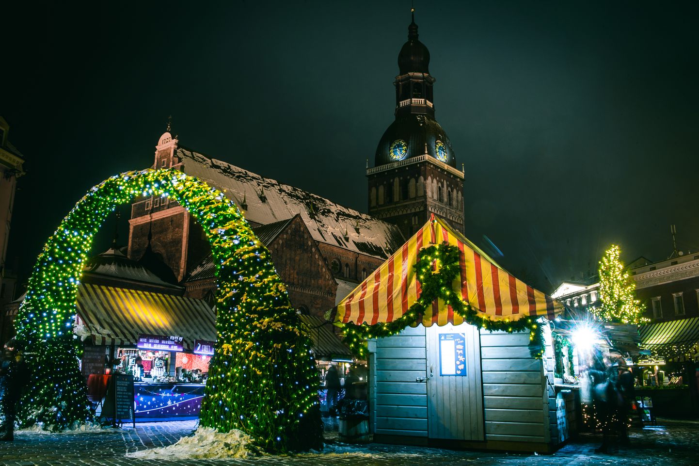 Rīgas galvenā Ziemassvētku egle Doma laukumā