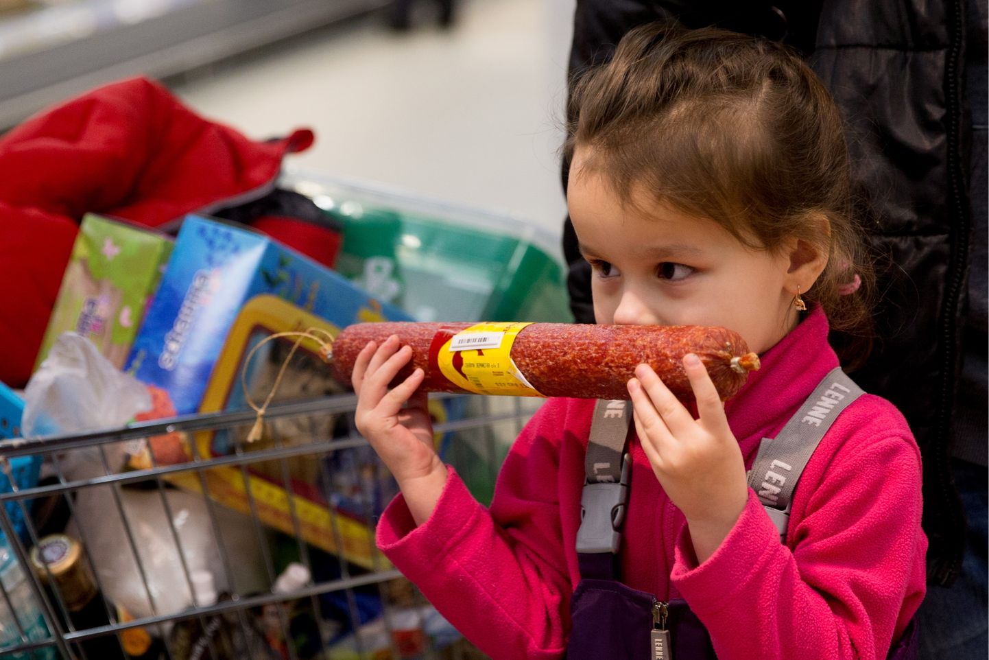 Tüdruk nuusutab salaami vorstikangi Moskvas Lenta kaubandusketi supermarketis.