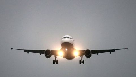 Летевший в Петербург самолет совершил экстренную посадку