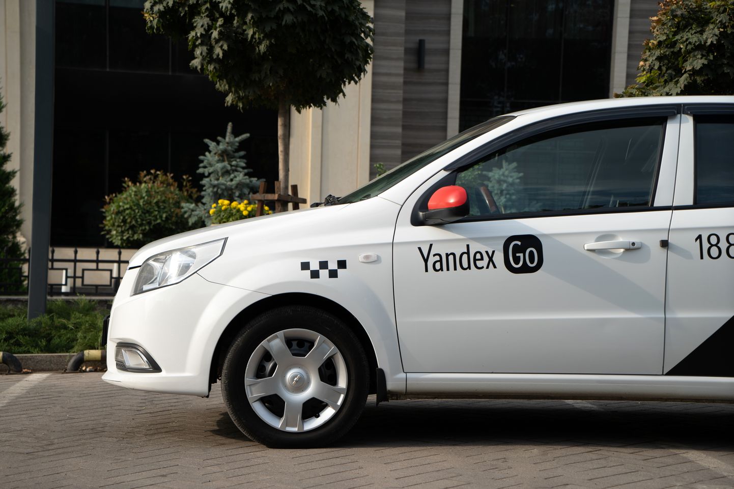 Yandex Go logodega sõiduk.