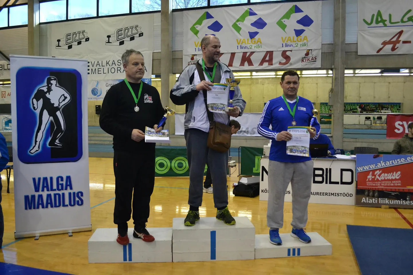 Klubide arvestuses pidid SK Leo treener Gristen Heinmets (vasakul) ja Valga spordiklubi treener Tõnu Laine (paremal) tunnistama Läti kolleegide paremust.