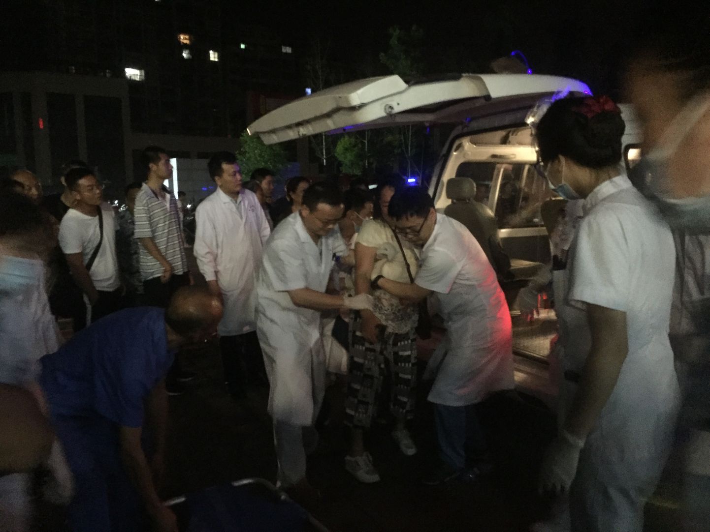 Meedikud abistavad vigastatuid Yibini linnas.