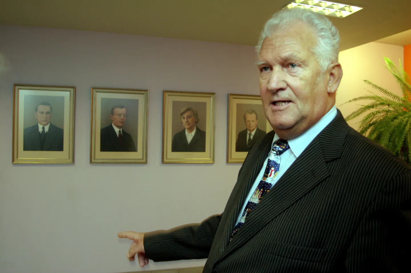 Koos Koidula kooli endiste direktoritega on pildile jäänud praegune direktor Rein Eglon.