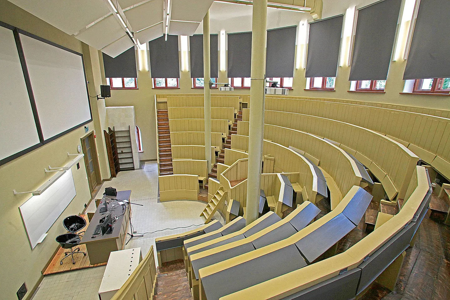 Varem oli projektor vaid ringauditooriumis, nüüdsest paikneb see igas õpperuumis.
