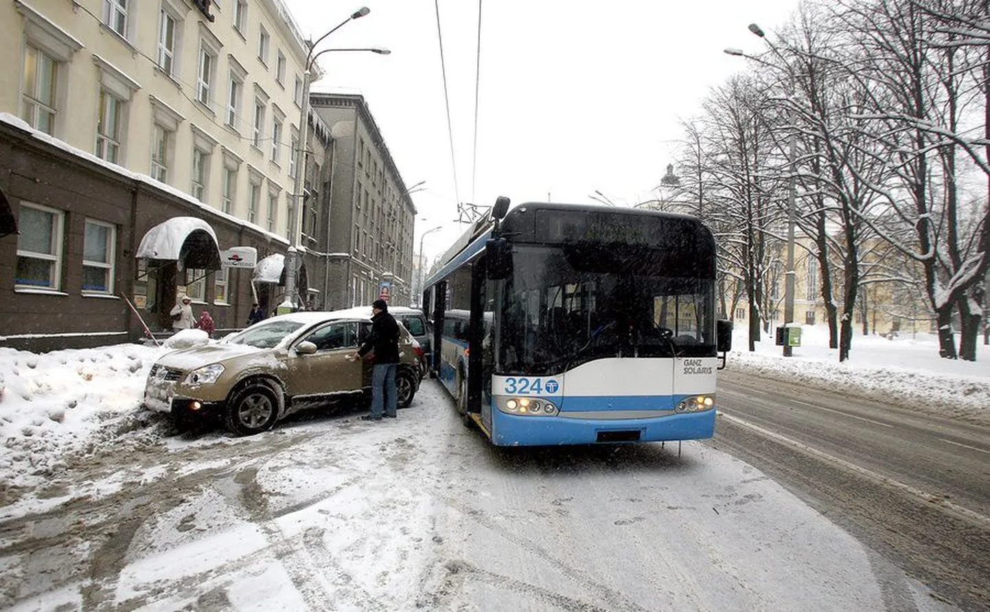 Üleeile rammis troll Estonia puiesteel nelja autot. Tekkinud kahjud hüvitab kindlustus.