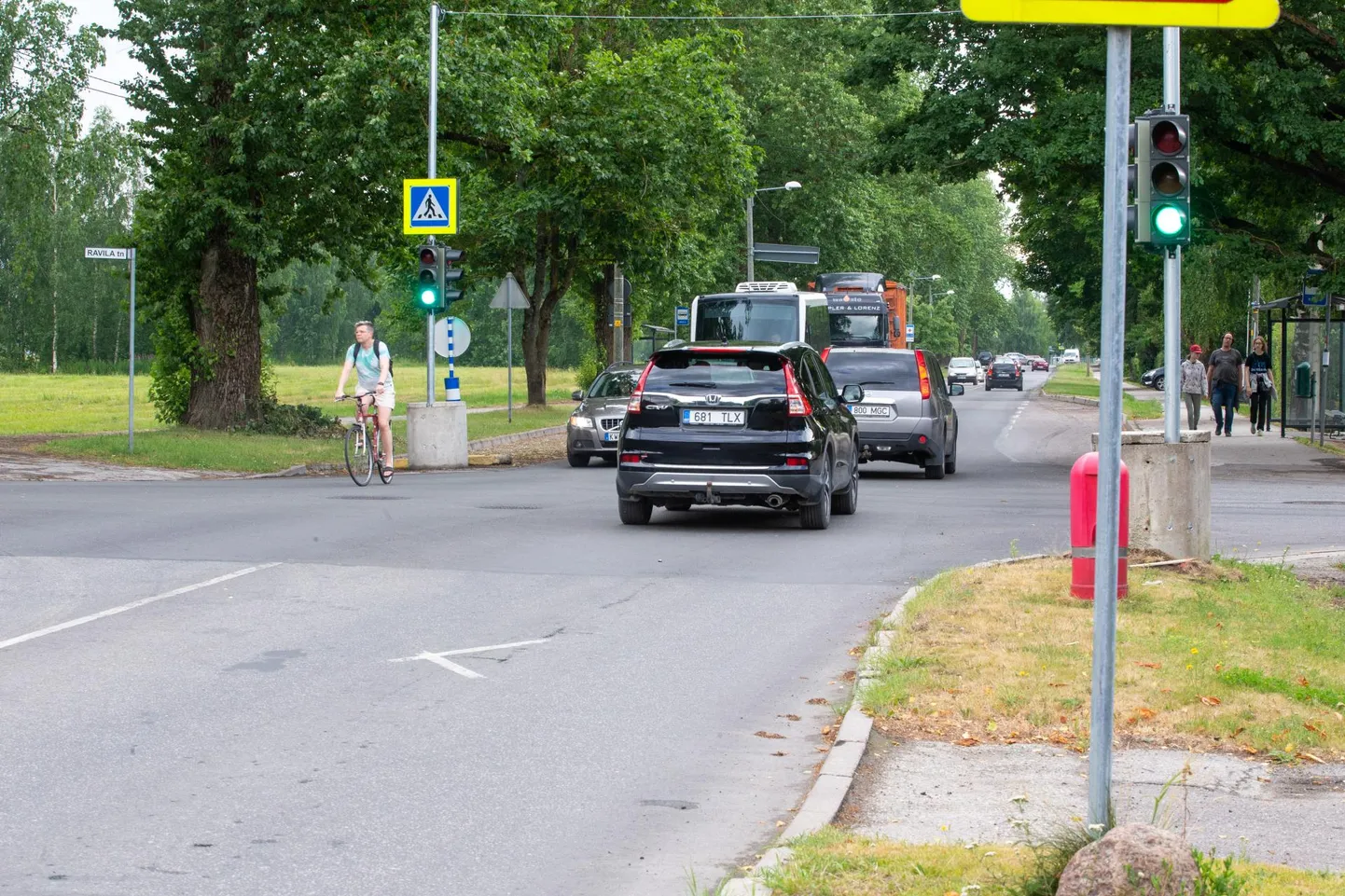 Ravila ja Viljandi maantee ristmikule paigaldatud ajutine foorisüsteem läks maksma ligi 10 000 eurot.
