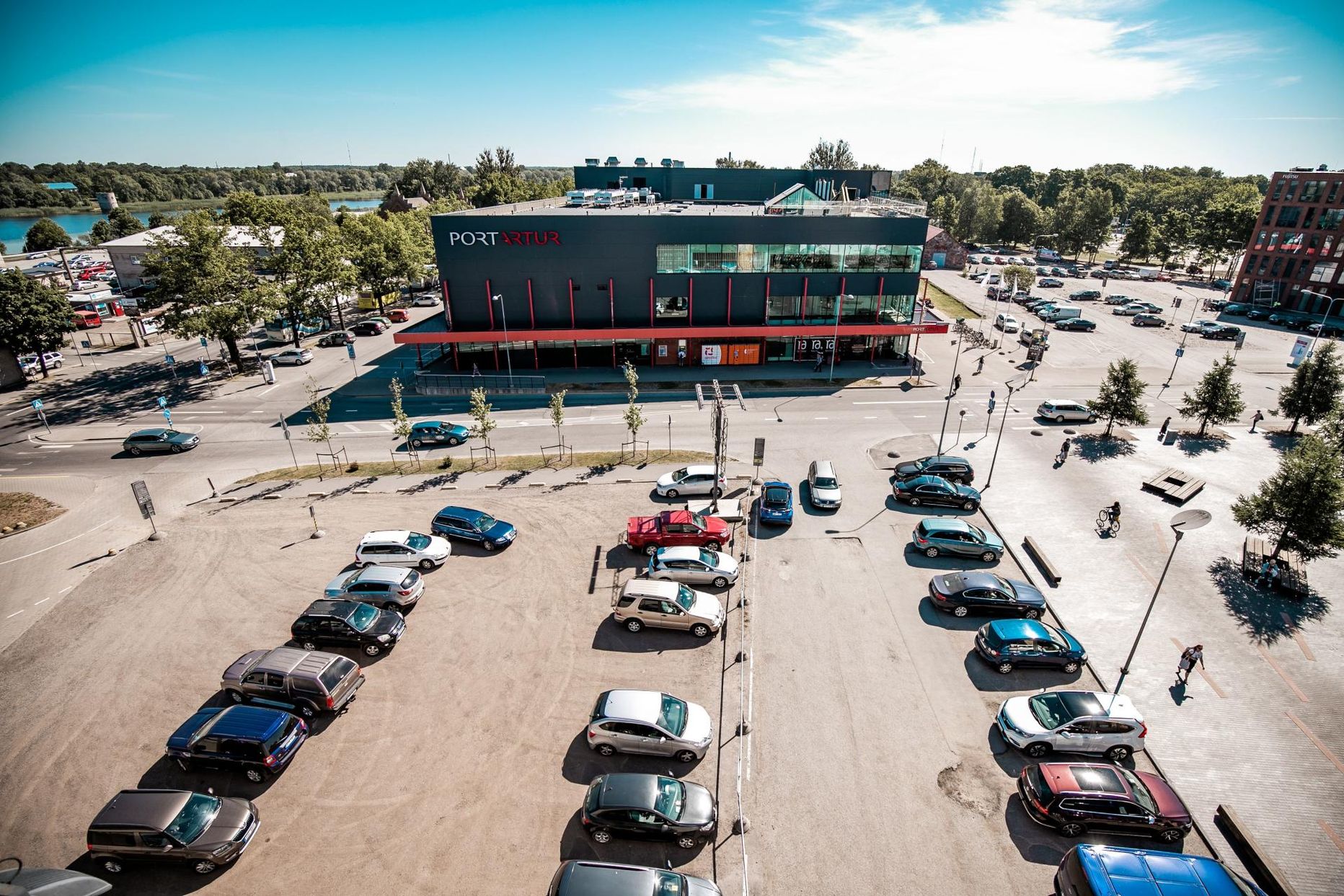 Kavandatav viiekorruseline hoone plaanitakse ehitada parkimismaja ja Port Artur 2 vahelisele alale, kus praegu asub parkla.