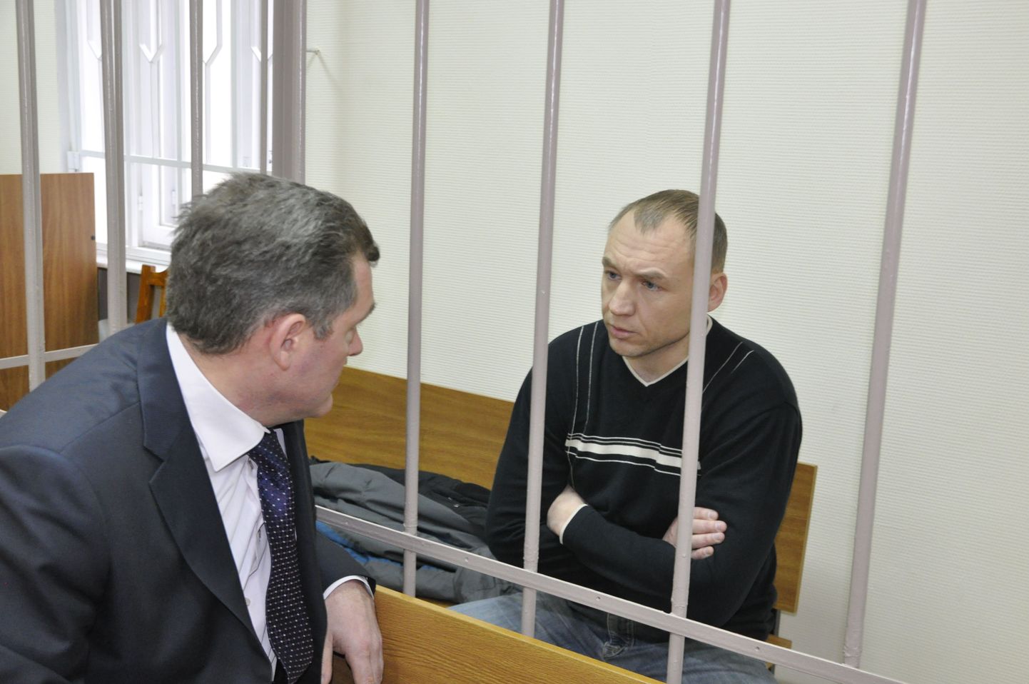Moskva Lefortovo rajooni kohus pikendas täna Eston Kohvri vahi all hoidmise tähtaega kahe kuu võrra 5. juunini. Advokaat Jevgeni Aksjonov ja Eston Kohver.