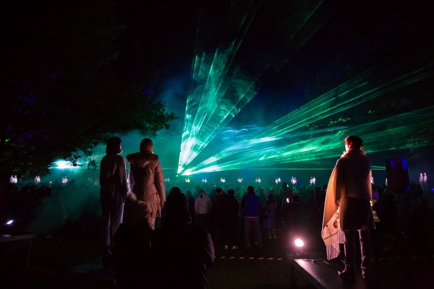 Visuaalne lavastus “Õhtu ilu” etendus Pärnu valgusfestivalil ÖÖvalgel Rannapargis 2021. aasta sügisel.