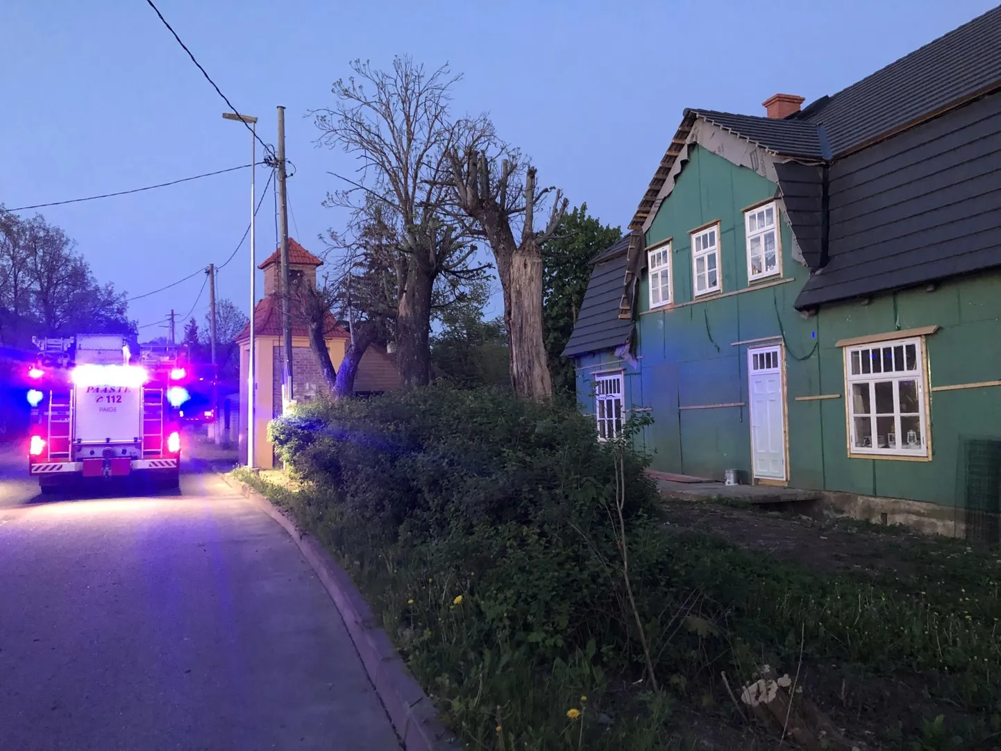 Paides Laial tänaval ajaloolise taastatava maja tuuletõkkeplaadid pandi ilmselt põlema samal ajal, kui inimesed majas viibisid.