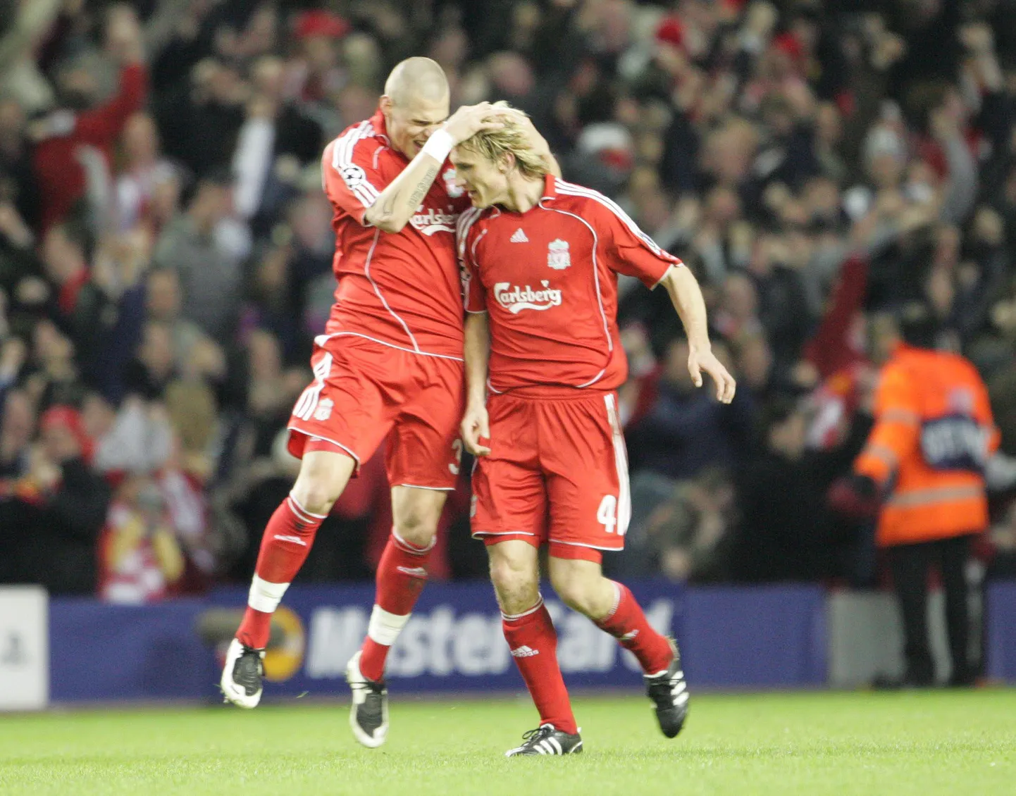 Sami Hyypiä (paremal) Liverpooli särgis.