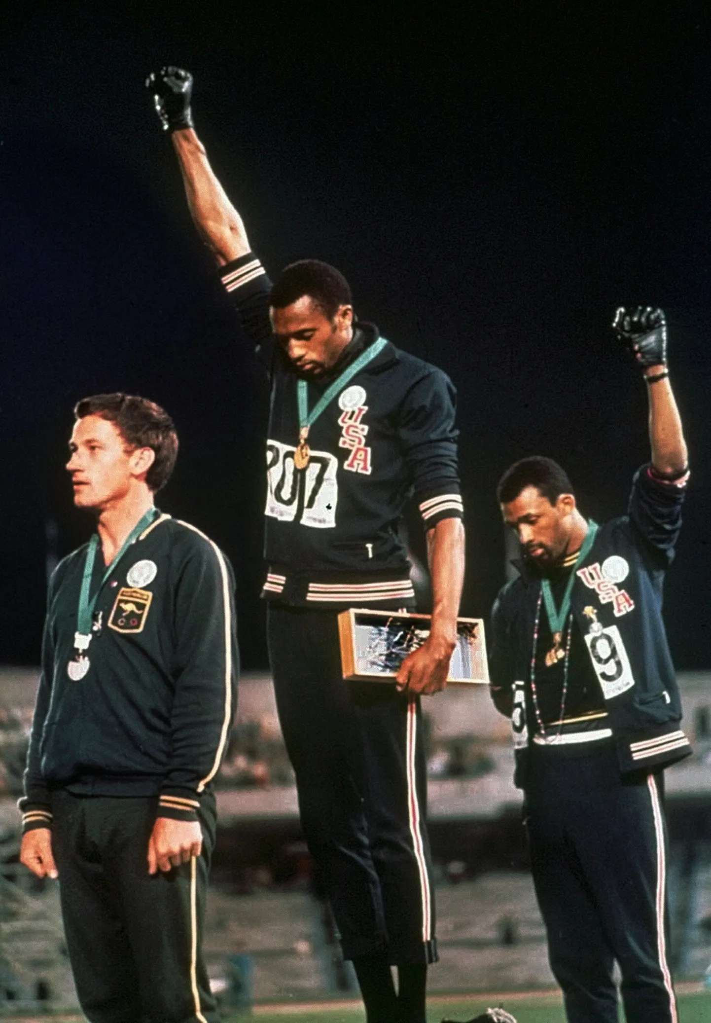 Tommie Smith (keskel) ja John Carlos (paremal) protesteerisid 1968. aasta olümpiamängudel.