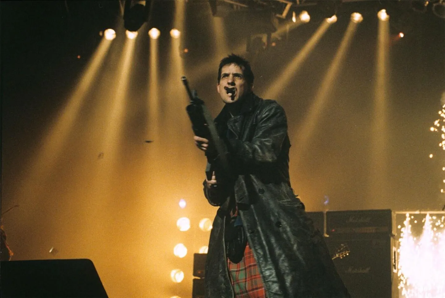 Popsabotöör Bill Drummond ehk pool legendaarsest duost The KLF lõpetas nende avalikud etteasted kõva pauguga, õieti paukpadrunite paukudega.