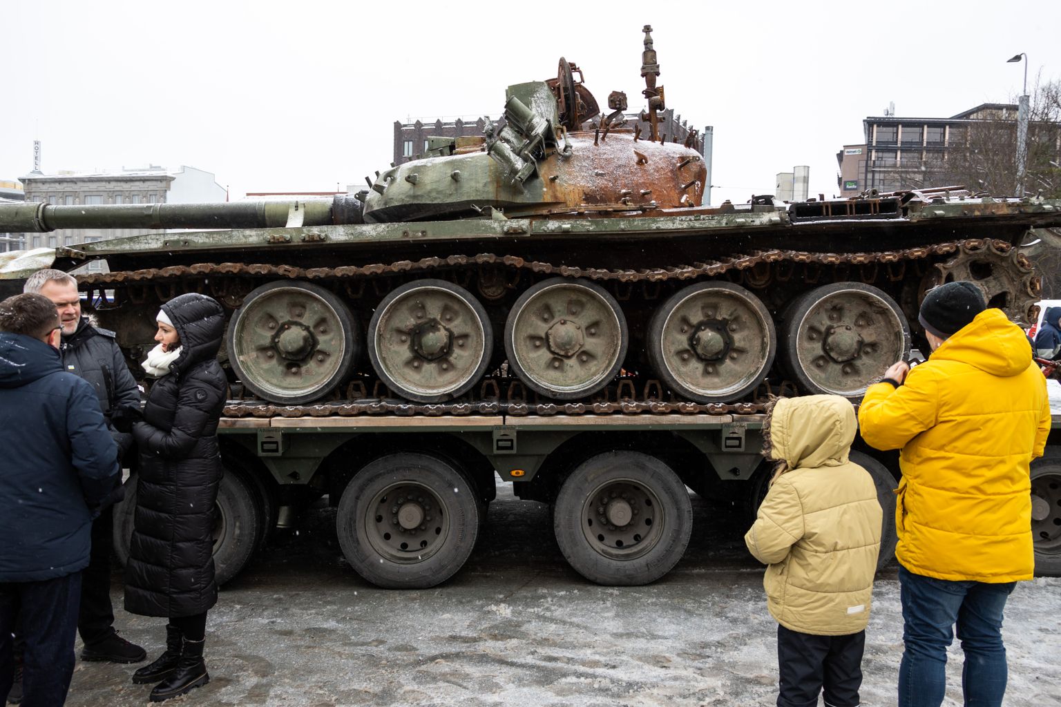 Подбитый российский танк на площади Вабадузе.