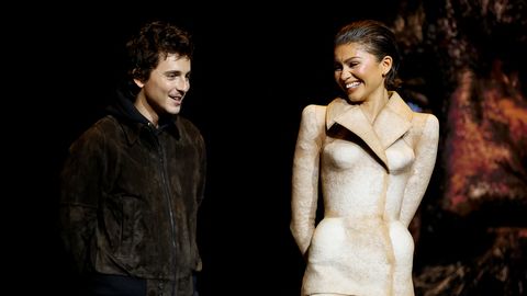 MĀCIES STILU ⟩ Zendaia pārtop par smilšu kāpu: drosmīgais tērps!