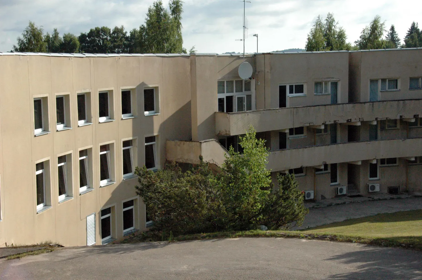 Tehvandi spordikeskuse peahoone on viletsas seisus.