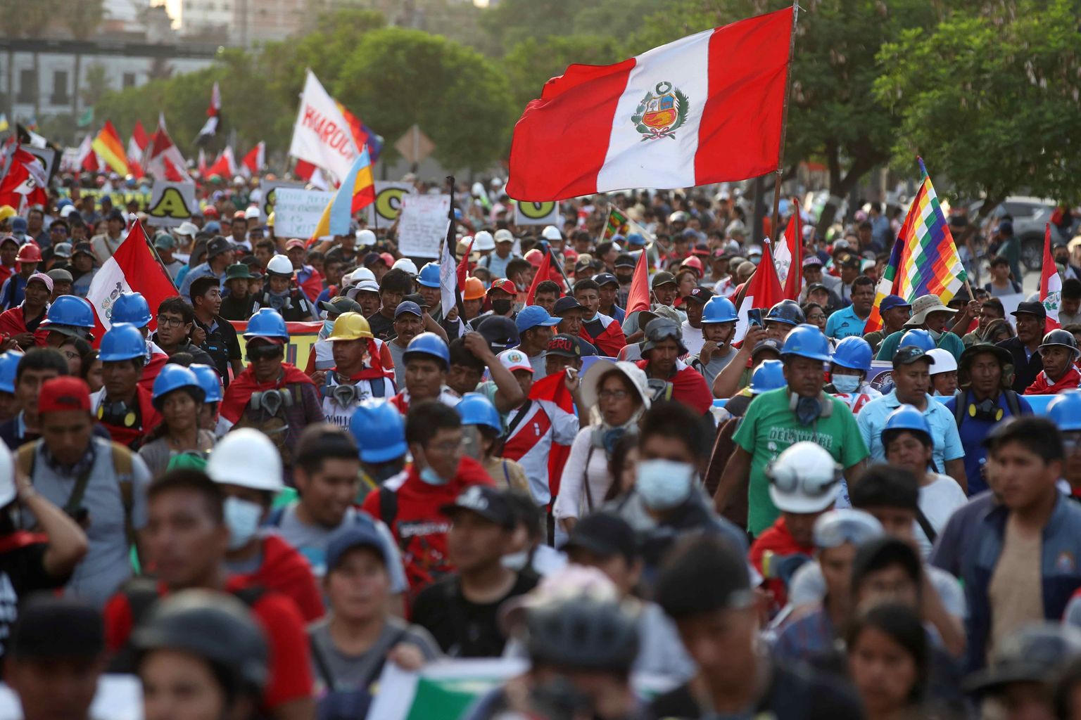 Tuhanded inimesed Peruu pealinnas Limas meelt avaldamas.
