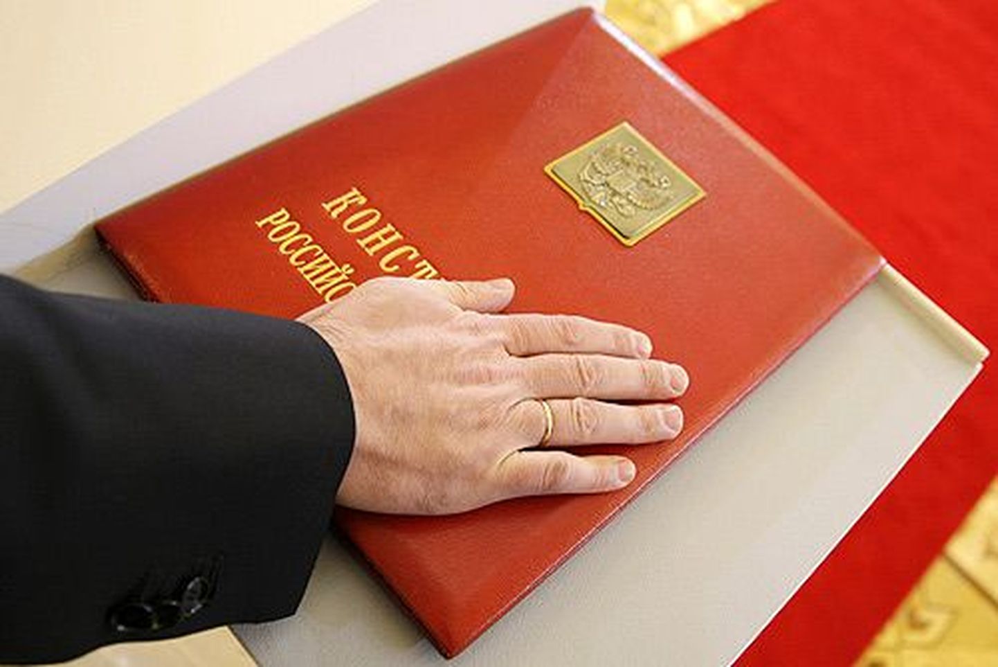 Venemaa presidendi ametivande andmine. Pildil olev käsi kuulub Dmitri Medvedevile.