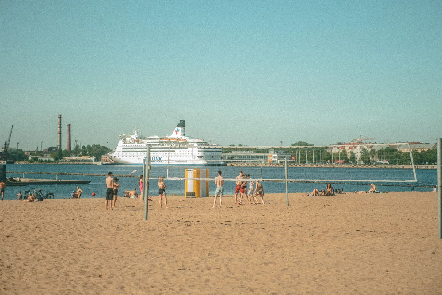 Foto: Bēgot no tveices rīdzinieki un pilsētas viesi laiskojas Ķīpsalas pludmalē