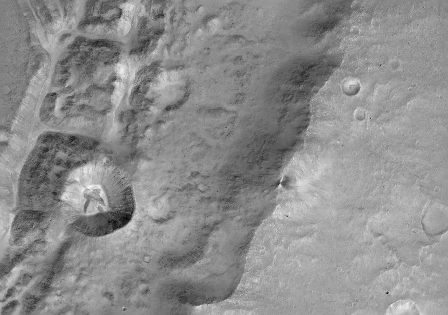 Marsi ekvaatori lähedal asuva Da Vinci kraateri lähiplaan. See on üks esimesi CaSSIS kaamera tehtud pilte.