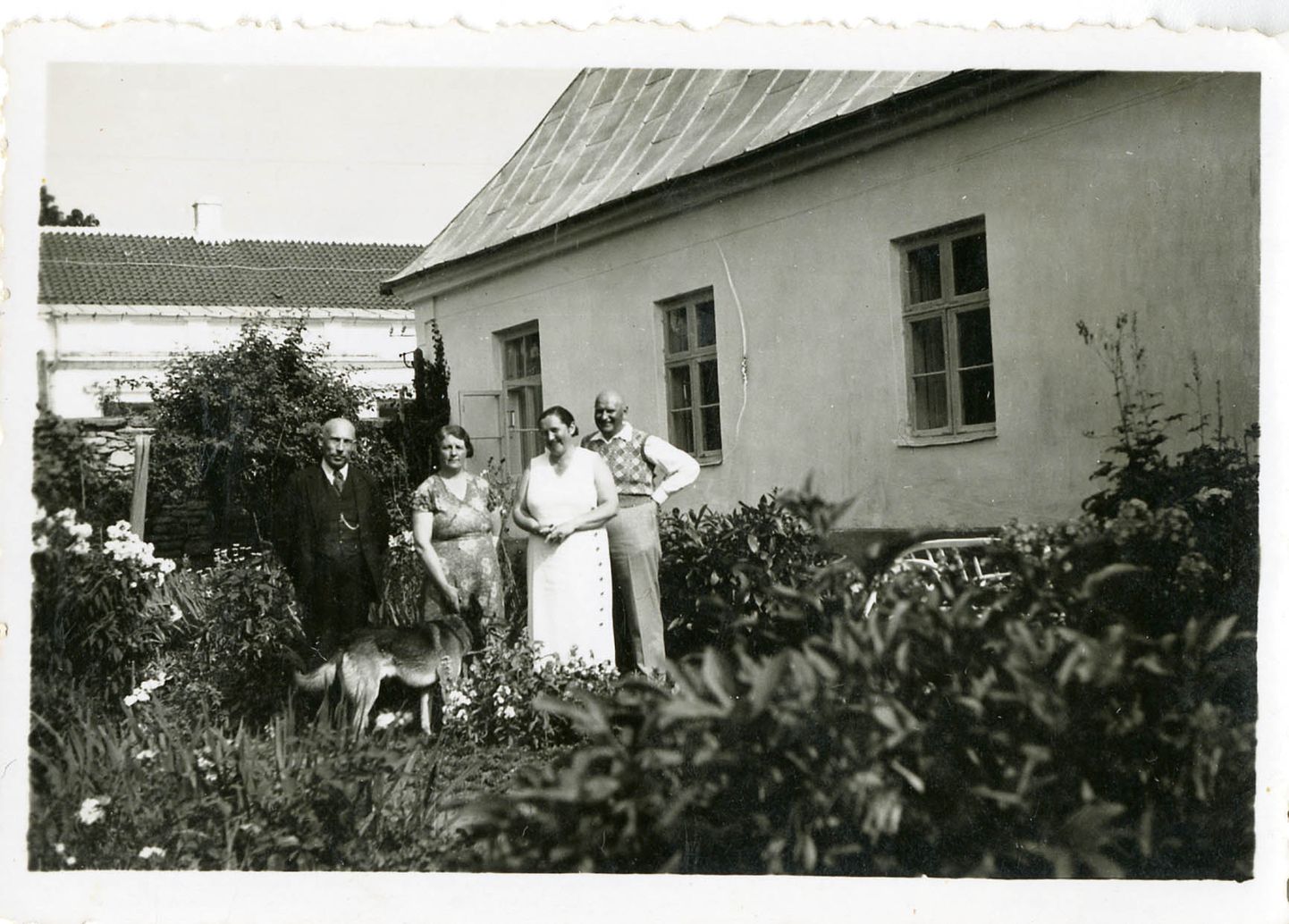 KODU: Aleksander Lepik abikaasa Evy ja koos külalistega  oma koduaias 
Kuressaares, Tallinna tn 9 (hoone hävinud)