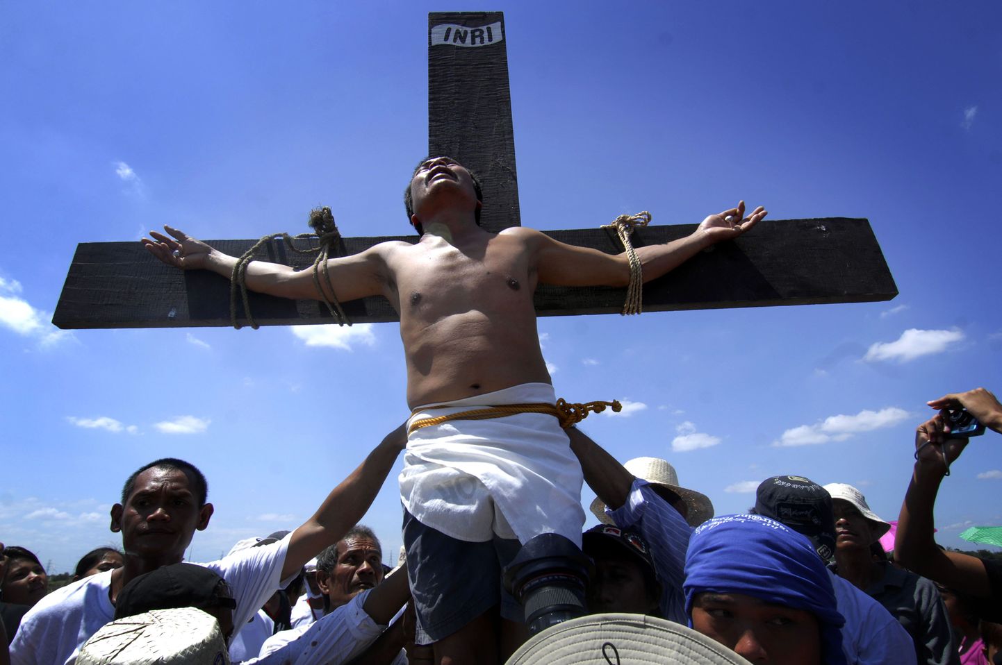 Rootsi maineka teoloogi arvates ei surnud Jeesus ristil. Fotol Filipiinide usklikud Jeesuse väidetavat ristilöömist uuesti lavastamas