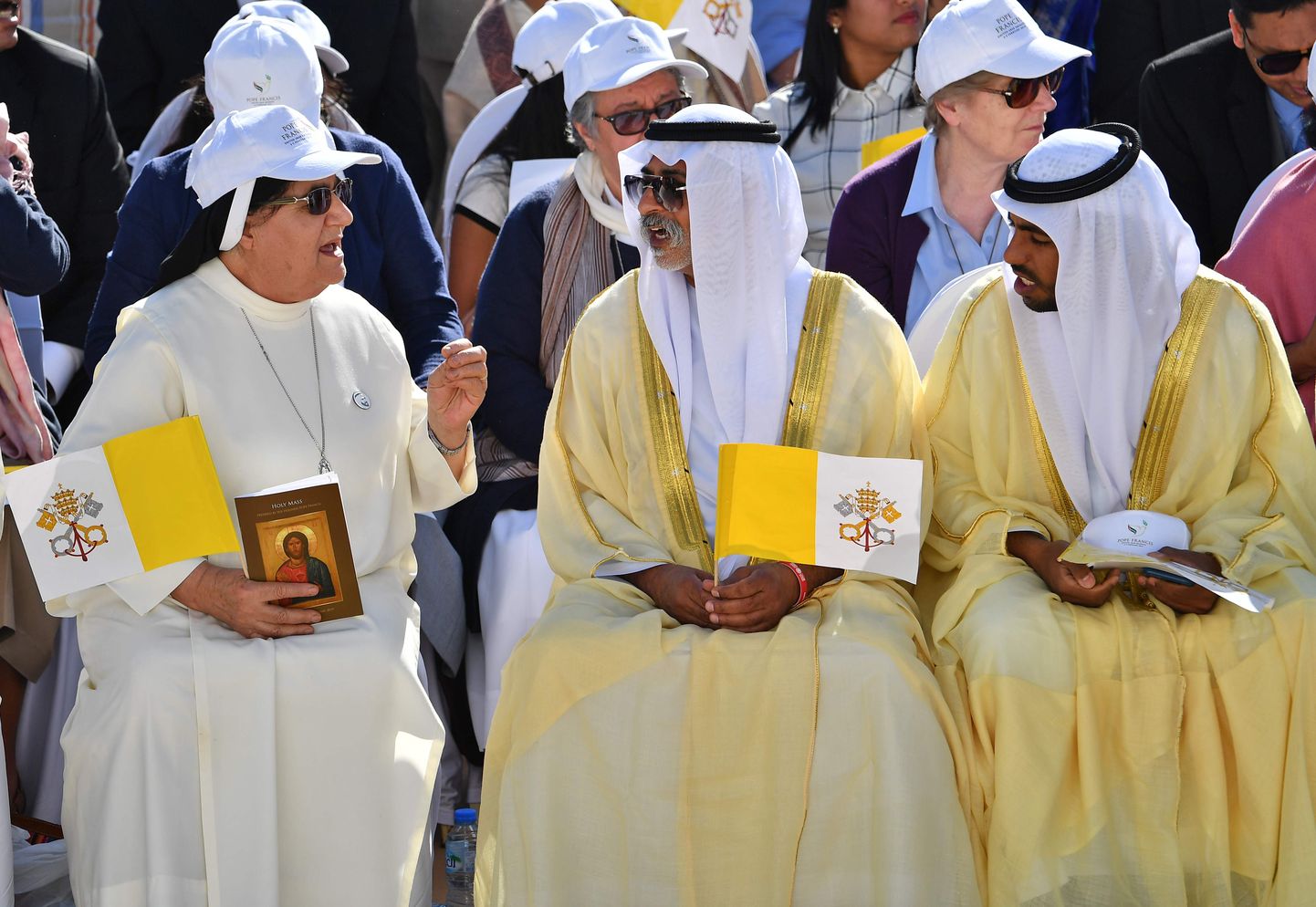 AÜE sallivusminister Nahyan bin Mubarak Al Nahyan (keskel) vestleb nunnaga Abu Dhabis 5. veebruar 2019.