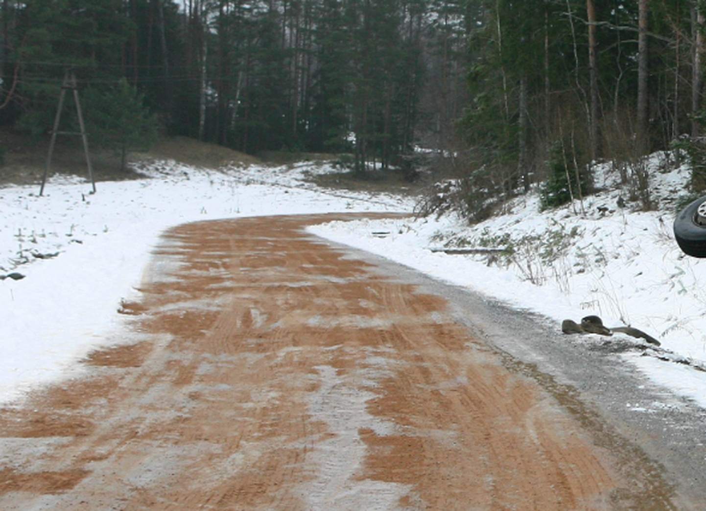 Talvine tee tekitab liikluses täiendavaid ohte. Fotol on teelt välja sõitnud veok.