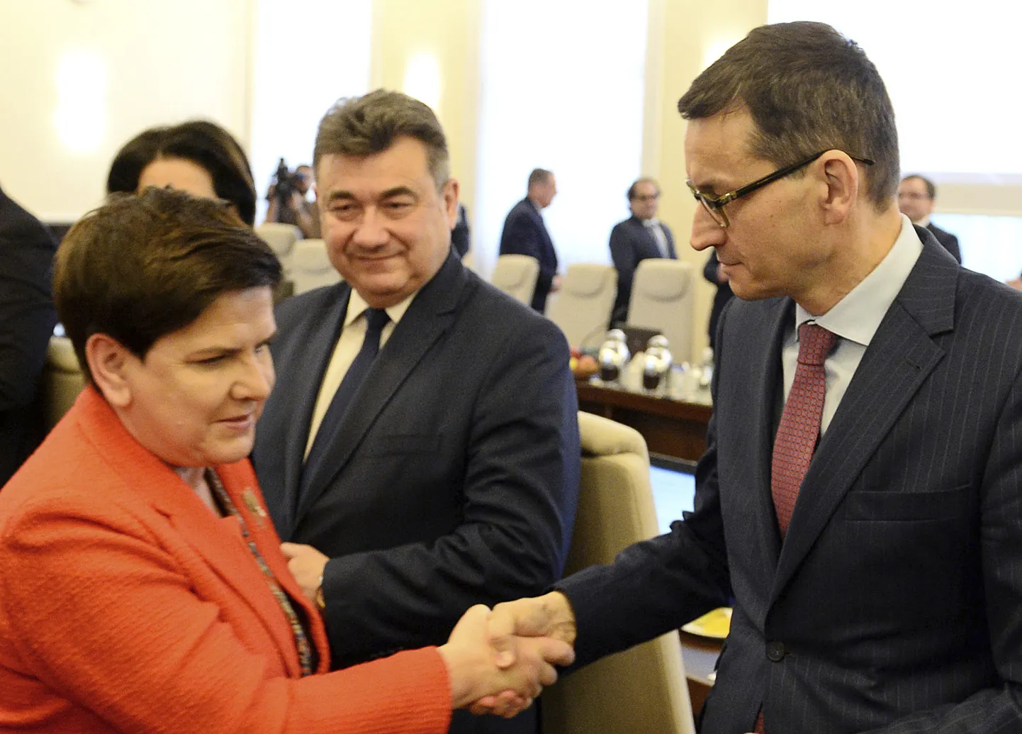 Beata Szydlo ja Mateusz Morawiecki kätlemas.