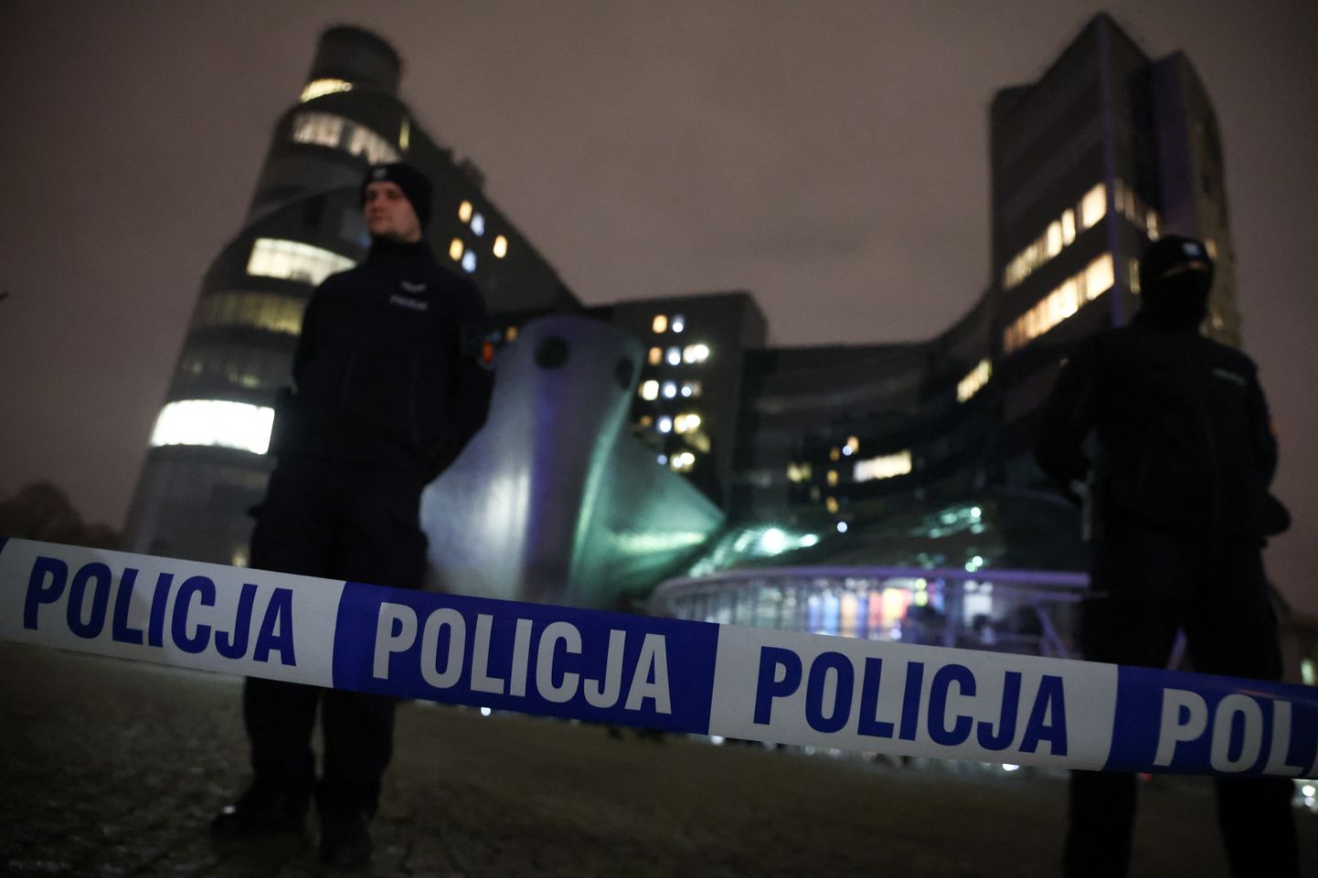 Politsei Poola riigtelevisiooni hoone ees.
