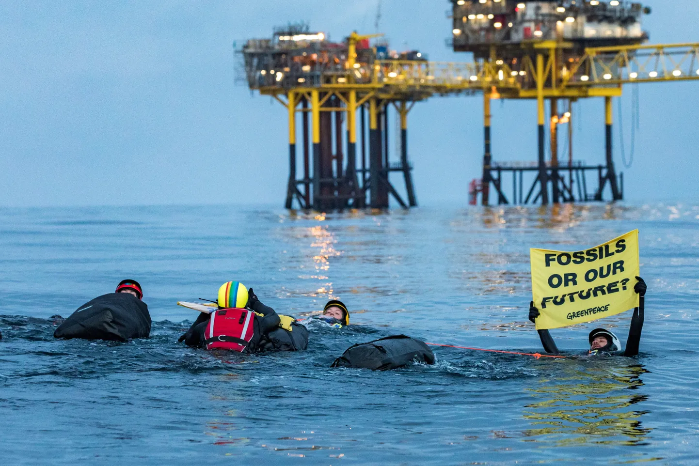 Greenpeace aktivistid laevalt Rainbow Warrior ujumas Dan Bravo naftapuurtorni poole Taani põhjamerel