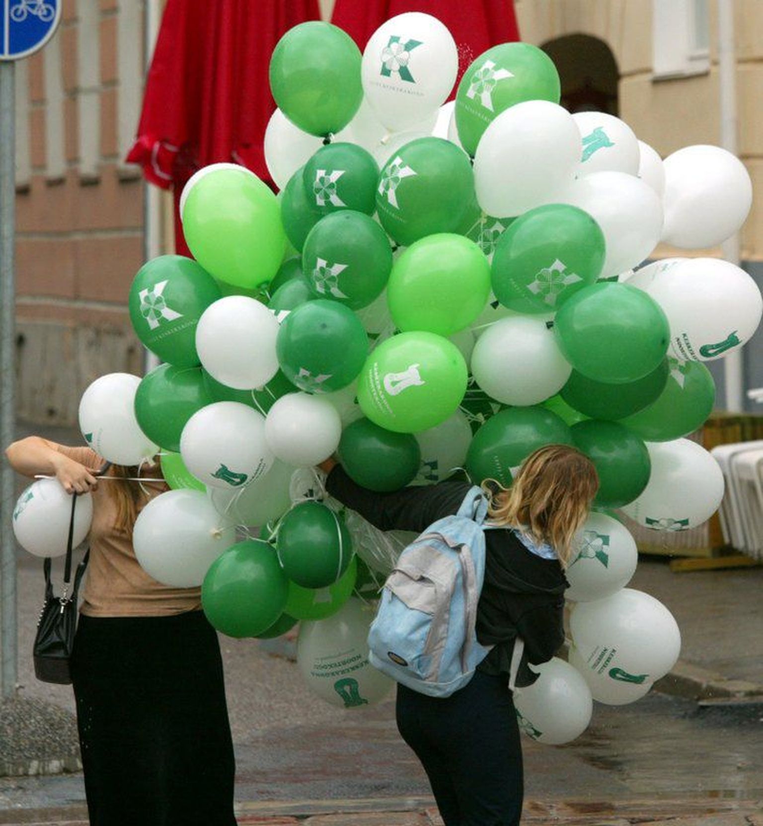 Keskerakonda reklaamivad õhupallid.