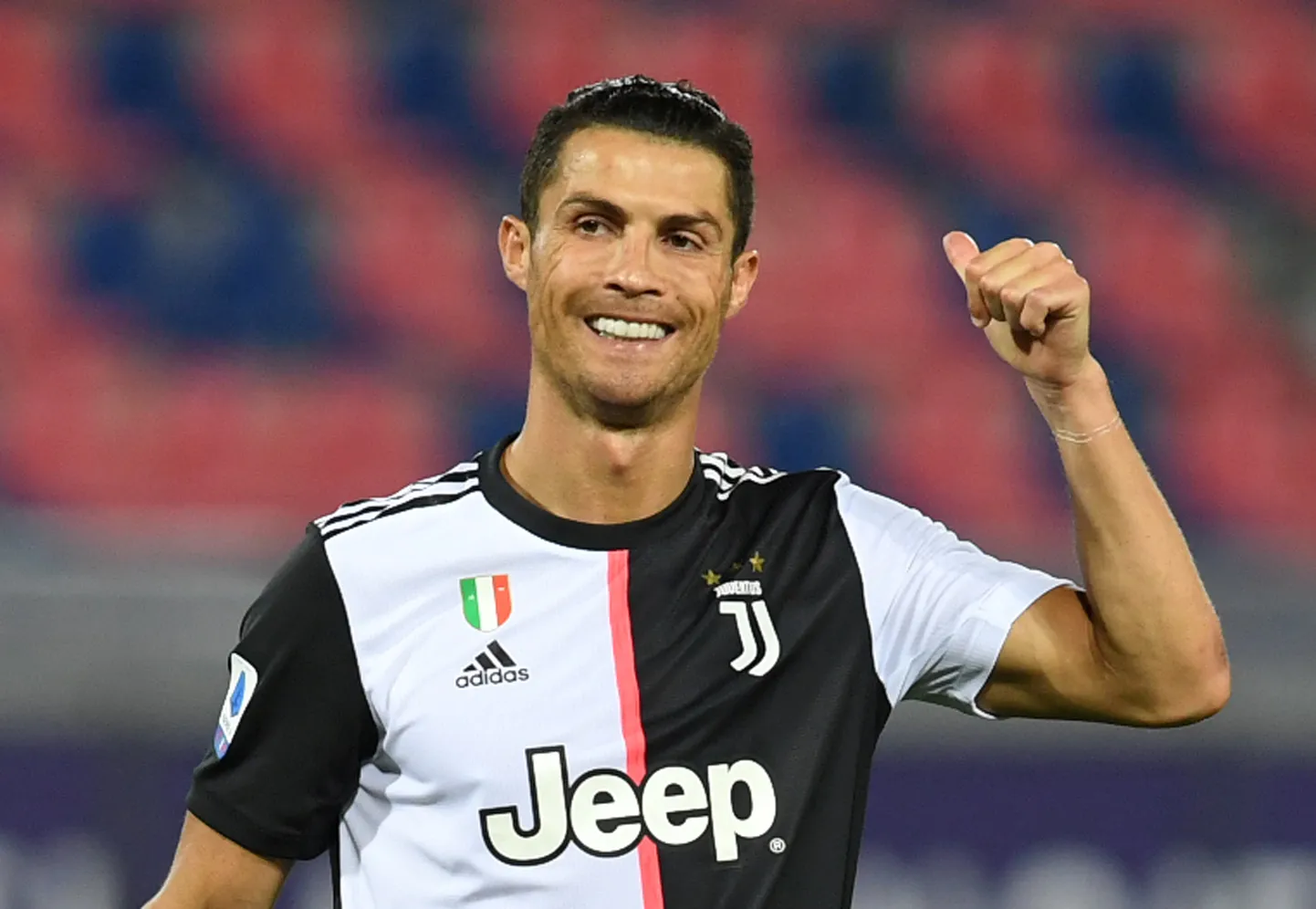Jalgpallistaar Cristiano Ronaldo on veevalaja ning horoskoobi järgi sobib selles tähtkujus sündinutele võimalikult suurt hulka inimesi hõlmavad tegevused. Jalgpalli on individuaalsest spordialast kaugel-kaugel, seega paneb horoskoop täppi!
