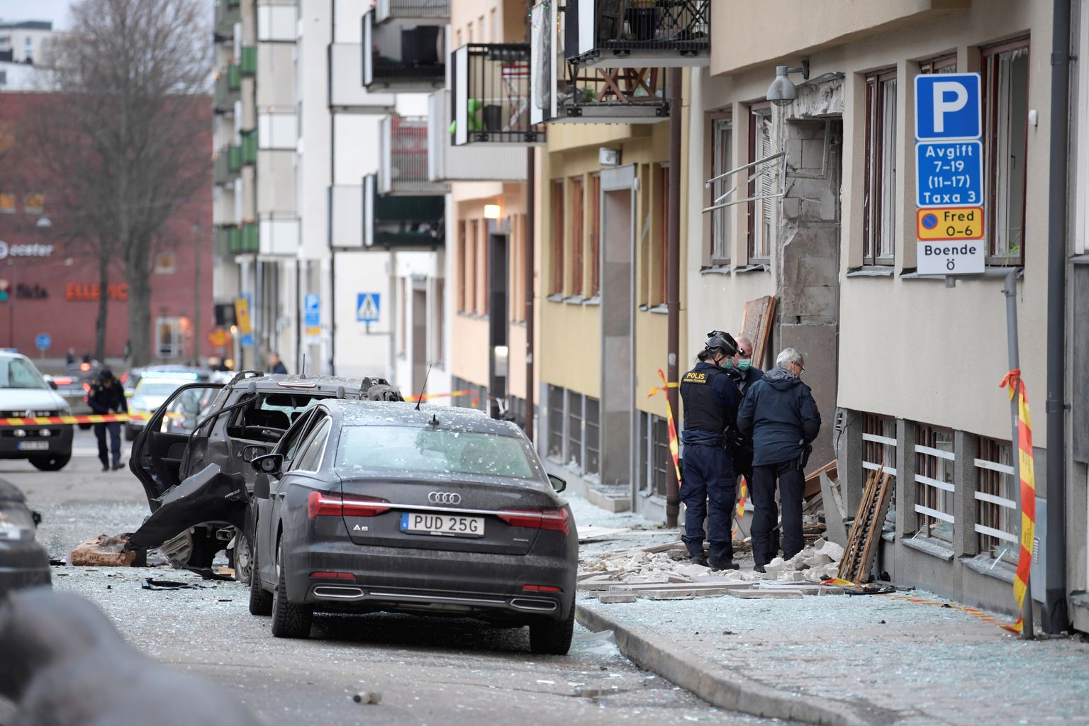 Politseinikud Stockholmi plahvatuse tagajärgi uurimas.