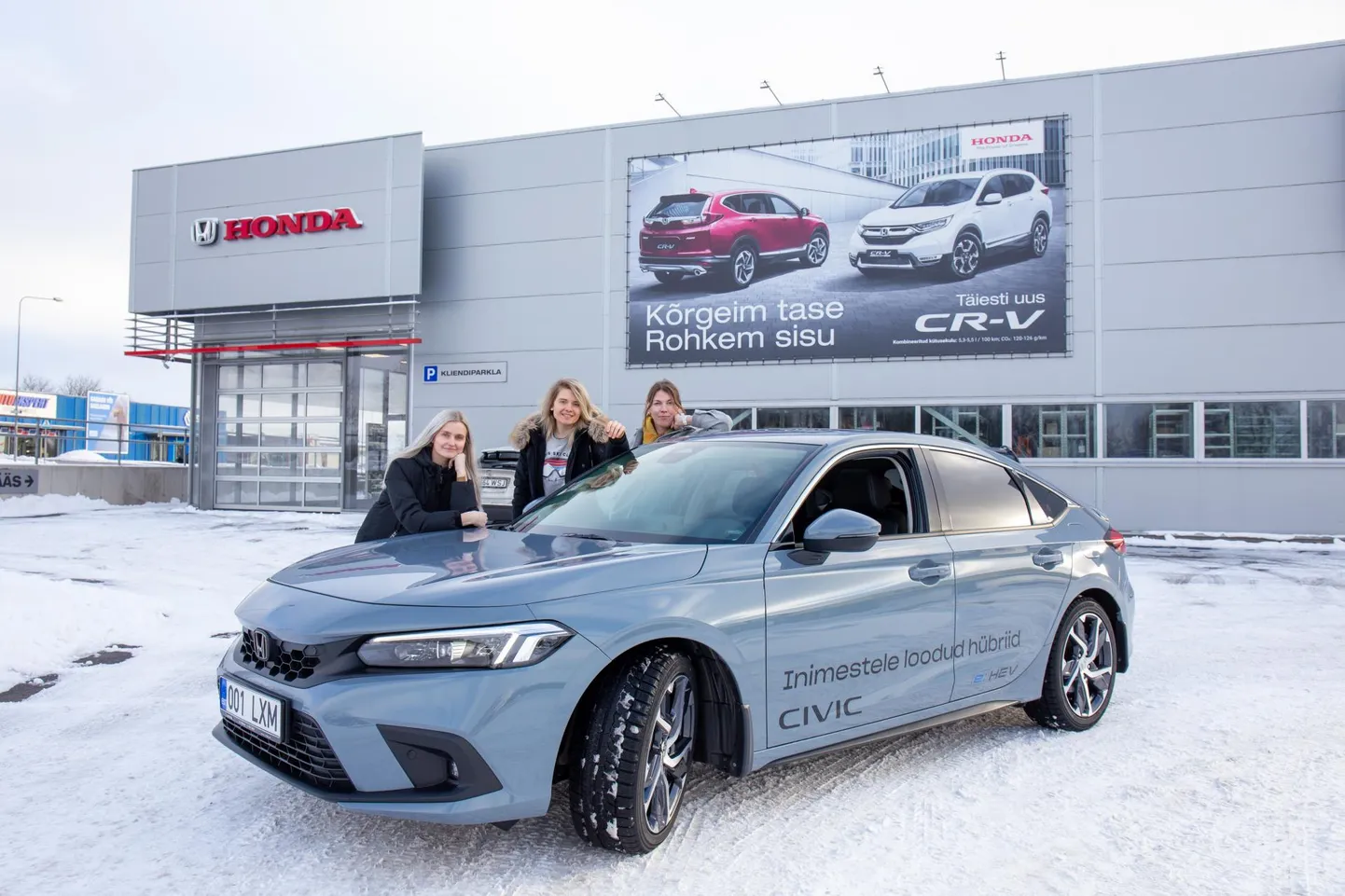Kui autospordi liit oli Civic e:HEV-i aasta autoks kuulutanud, otsustasid kolm Sakala ajakirjanikku (vasakult) Merlin Kuld, Priscilla Õmblus ja Sigrid Koorep selle järele proovida.