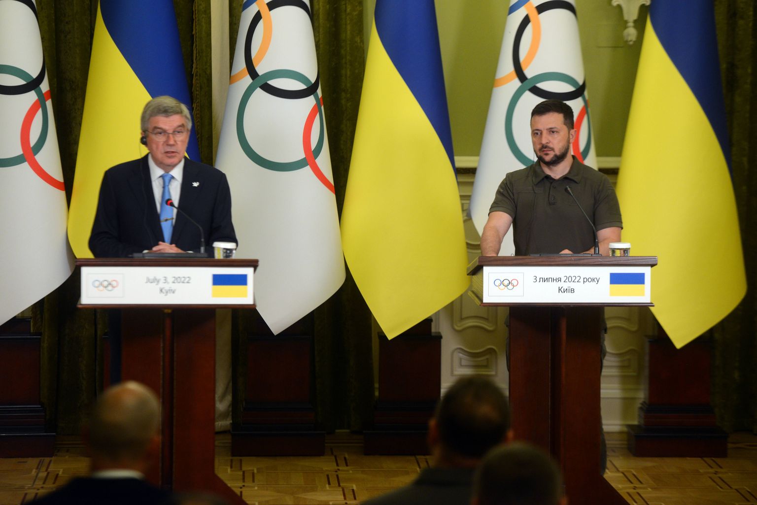Thomas Bach (vasakul) koos Ukraina presidendi Volodõmõr Zelenskõiga.