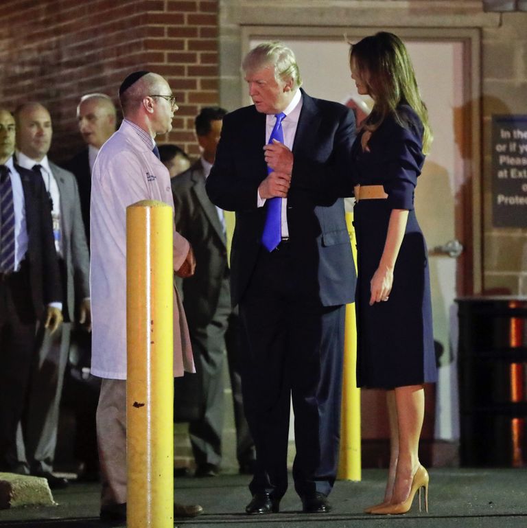 President Donald Trump koos esileedi Melaniaga eile rääkimas Washingtoni haigla arsti Ira Y. Rabiniga. FOTO: AP/SCANPIX
