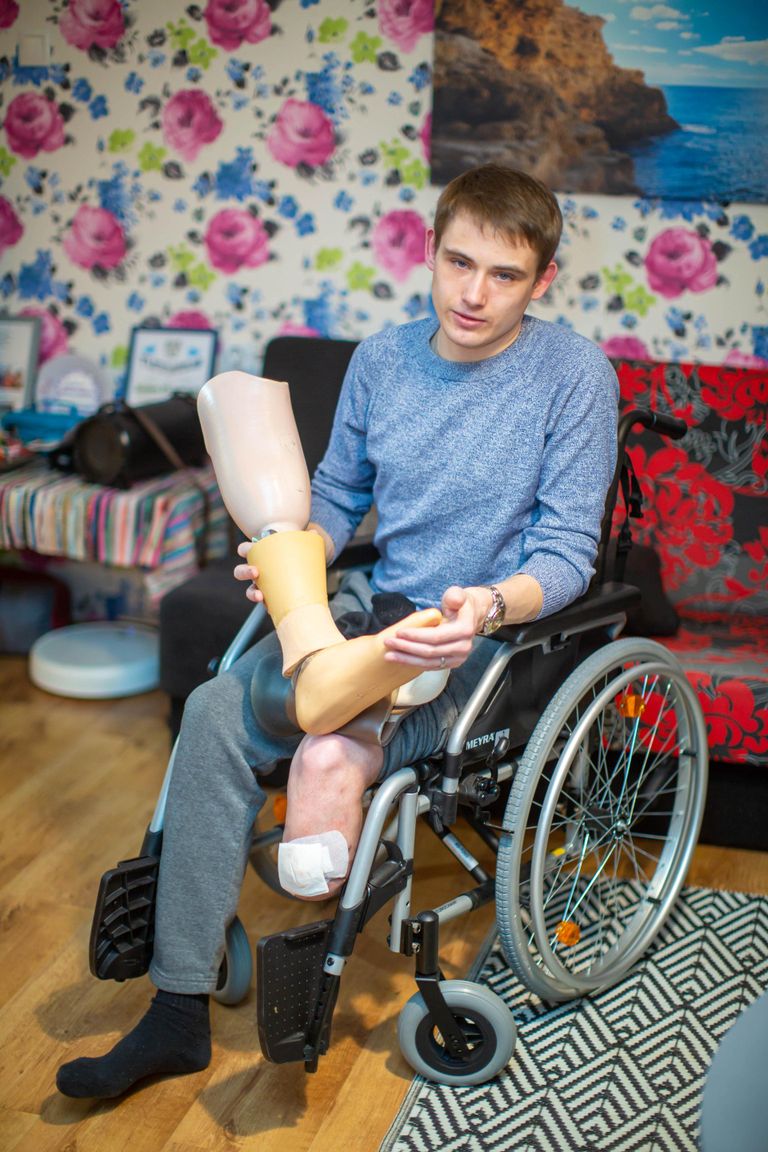 Romet Pazuhanitš oma kodus Mõnistes. Diabeetikuna on ta haiguse tõttu pidanud loobuma oma vasakust jalast altpool põlve. Liikumiseks kasutab ta nii jalaproteesi kui ratastooli.