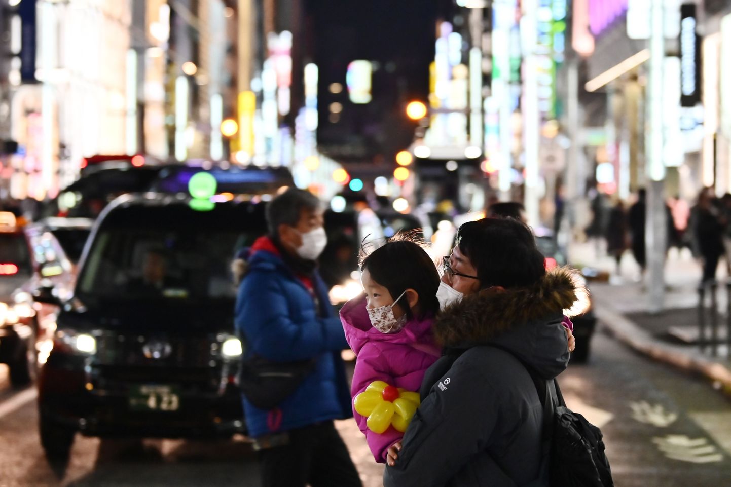 Maskides jalakäijad Jaapani pealinnas Tokyos.