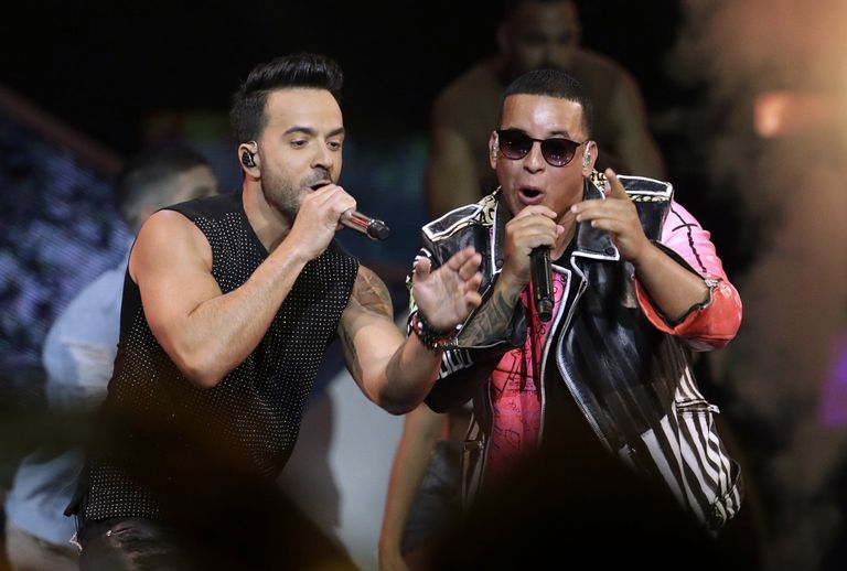 Luis Fonsi ja Daddy Yankee laulmas selle aasta number 1 välismaist hitti «Despacito». Laulu pealkiri on eesti keeles aeglaselt.