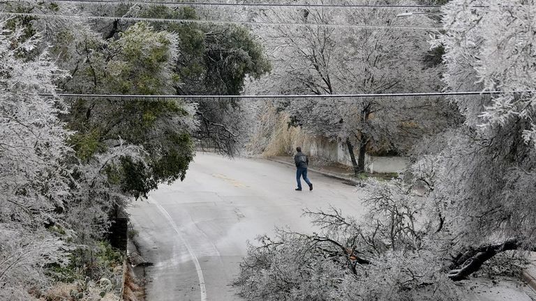 В Техасе ледяной шторм превратил дороги в катки