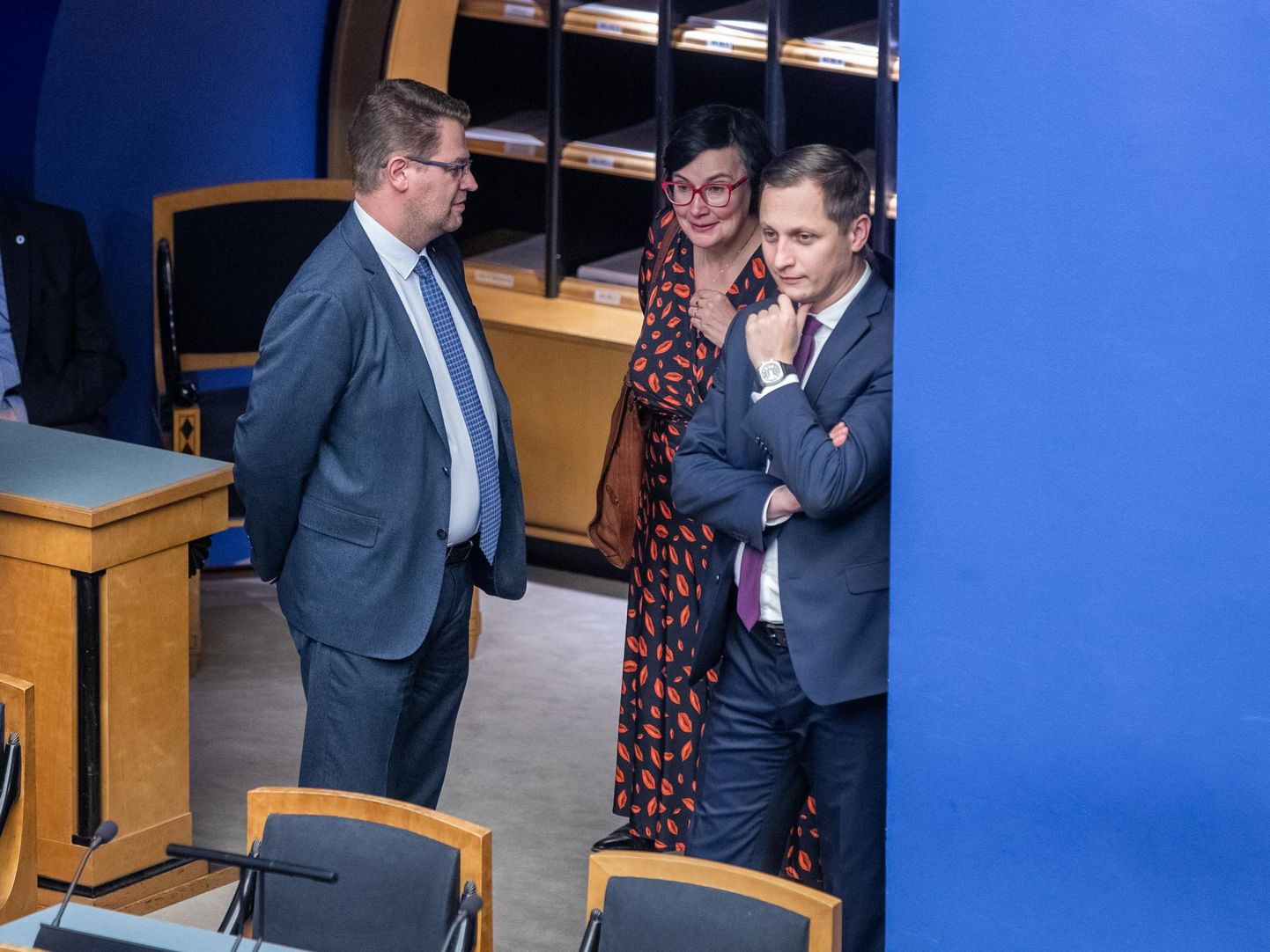 Hilisõhtune istung riigikogus. Marko Šorin (vasakul), Katri Raik, Dmitri Dmitrijev. Šorini arvates on Eesti maksusüsteem ajale veidi jalgu jäänud.