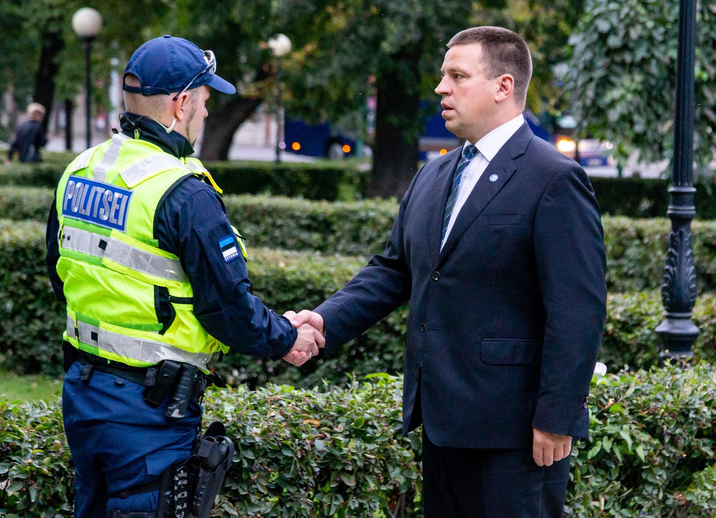 Jüri Ratas politseinikul kätt surumas.
