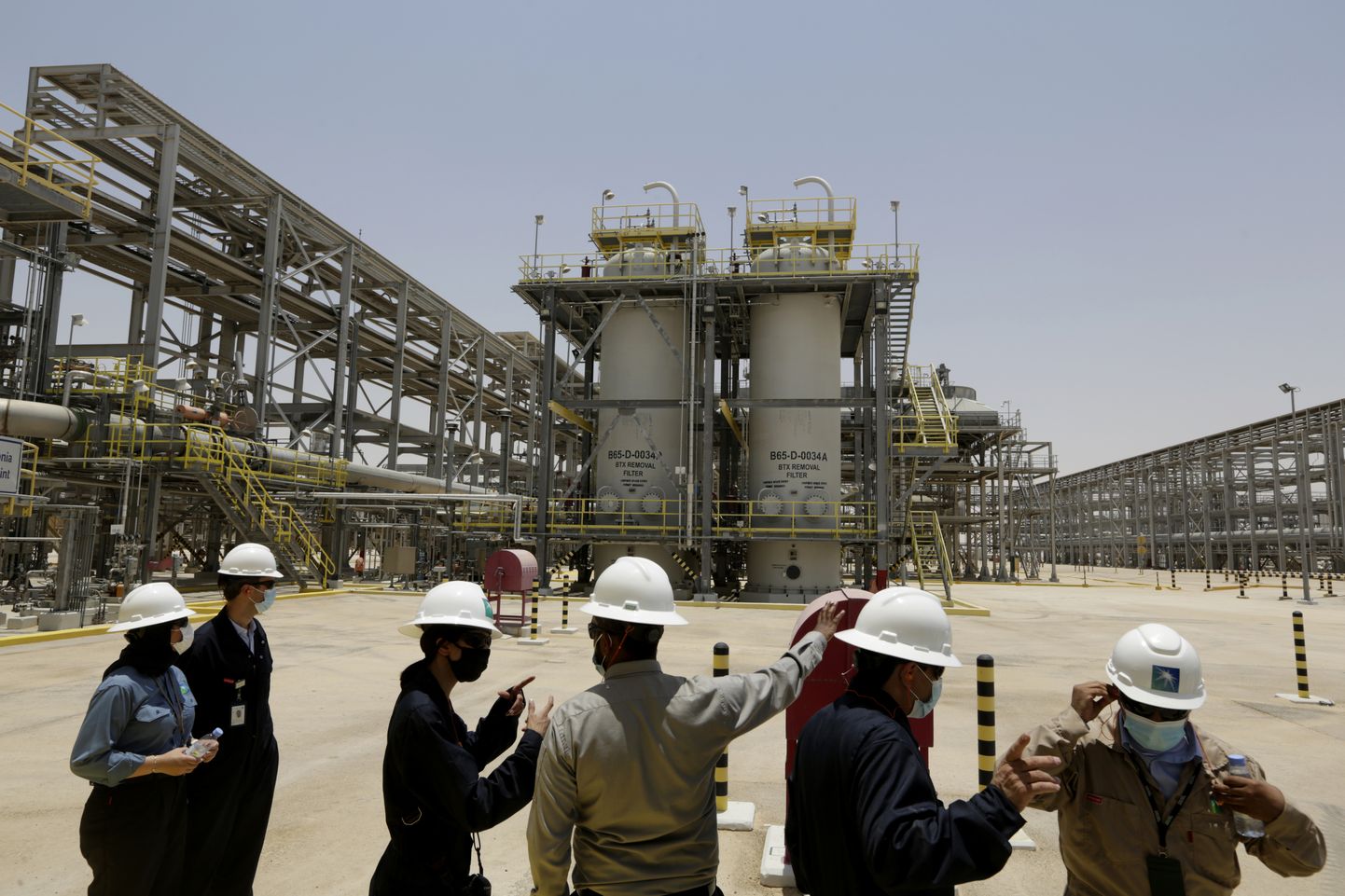 Saudi Araabia riikliku nafta- ja maagaasiettevõtte Saudi Aramco insenerid ja ajakirjanikud augustis Hawiyah’ gaasitöötlemise tehases riigi idaosas.