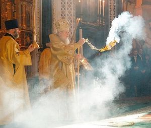 Õigeusu kirikuisa viirukit põletamas