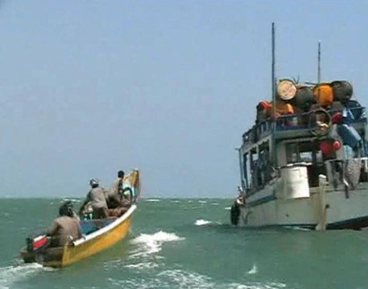 Somaalia piraadid lähenemas kiirpaadil oma emalaevale.