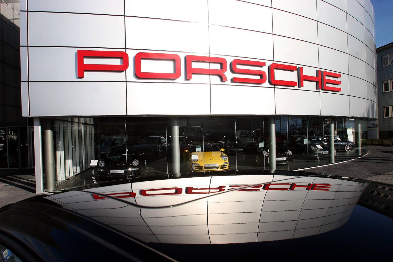 Kui Porsche AG aktsiate avalik esmapakkumine teoks saab, on investoritel võimalik investeerida kahte Porsche nime kandva ettevõtte aktsiasse. 