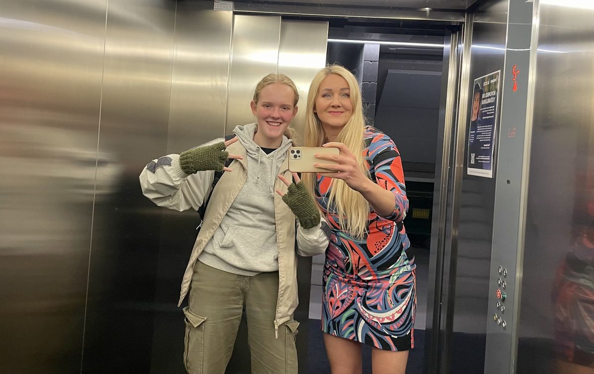 Ulakused liftis enne saadet, Säde Külaots (14) ja tema emme Kristinka.
